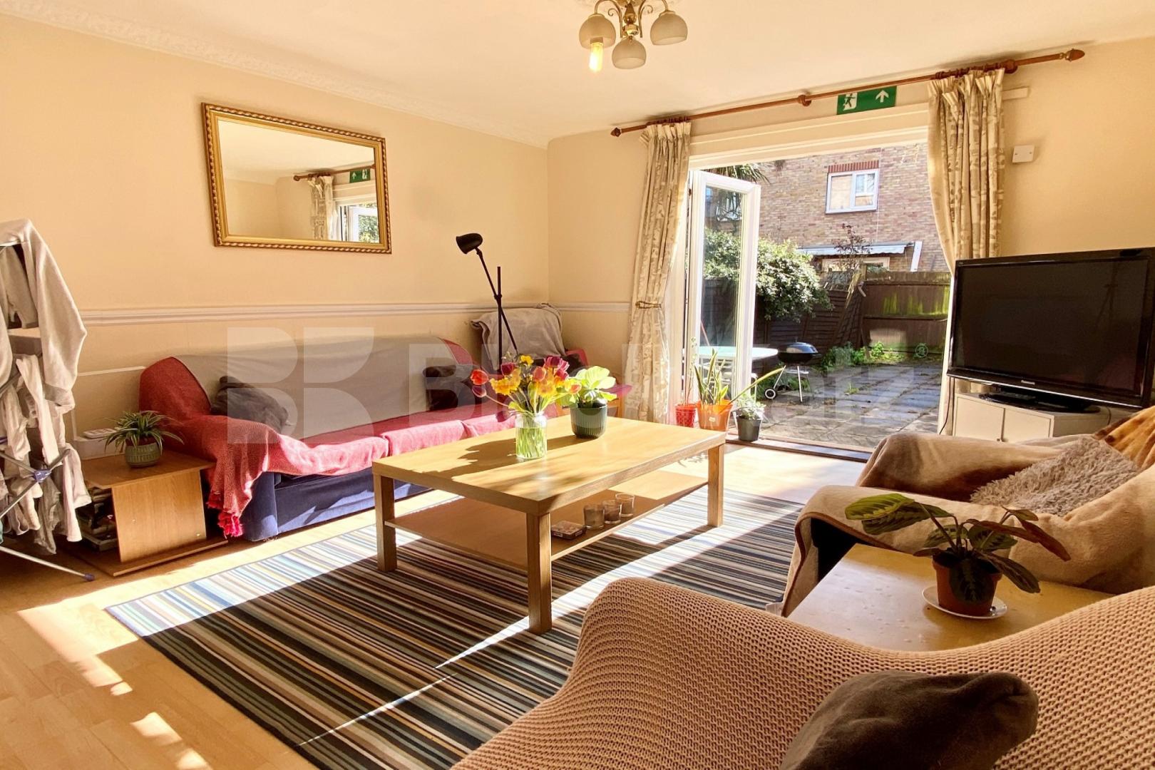 1100 Sq.Ft. of living & entertaining space with hot water & heating included Canterbury Place, Elephant and Castle